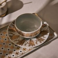 صلصال طقم تمرة بالتعاون مع رزان العزوني المؤلف من 2 فنجانين للشاي مع صحنيهما باللون الذهبي