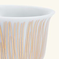 صلصال طقم تمرة بالتعاون مع رزان العزوني سترايبس المؤلف من فنجانين للقهوة العربية باللون الذهبي