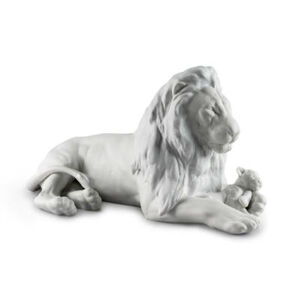 Lion With Cub Figurine, medium