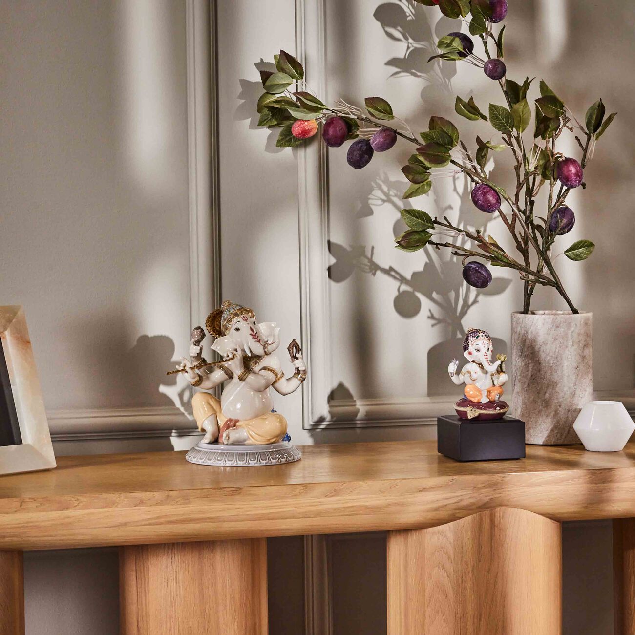 لادرو منحوتة بال غانيشا صغيرة حمراء