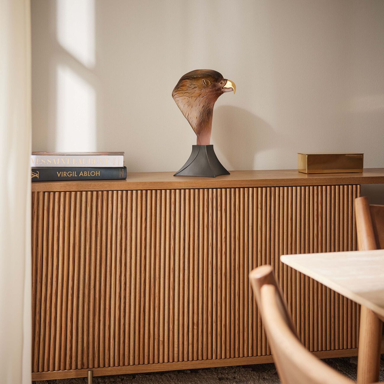 دوم منحوتة على شكل رأس صقر متوسطة بنية محدودة الإصدار