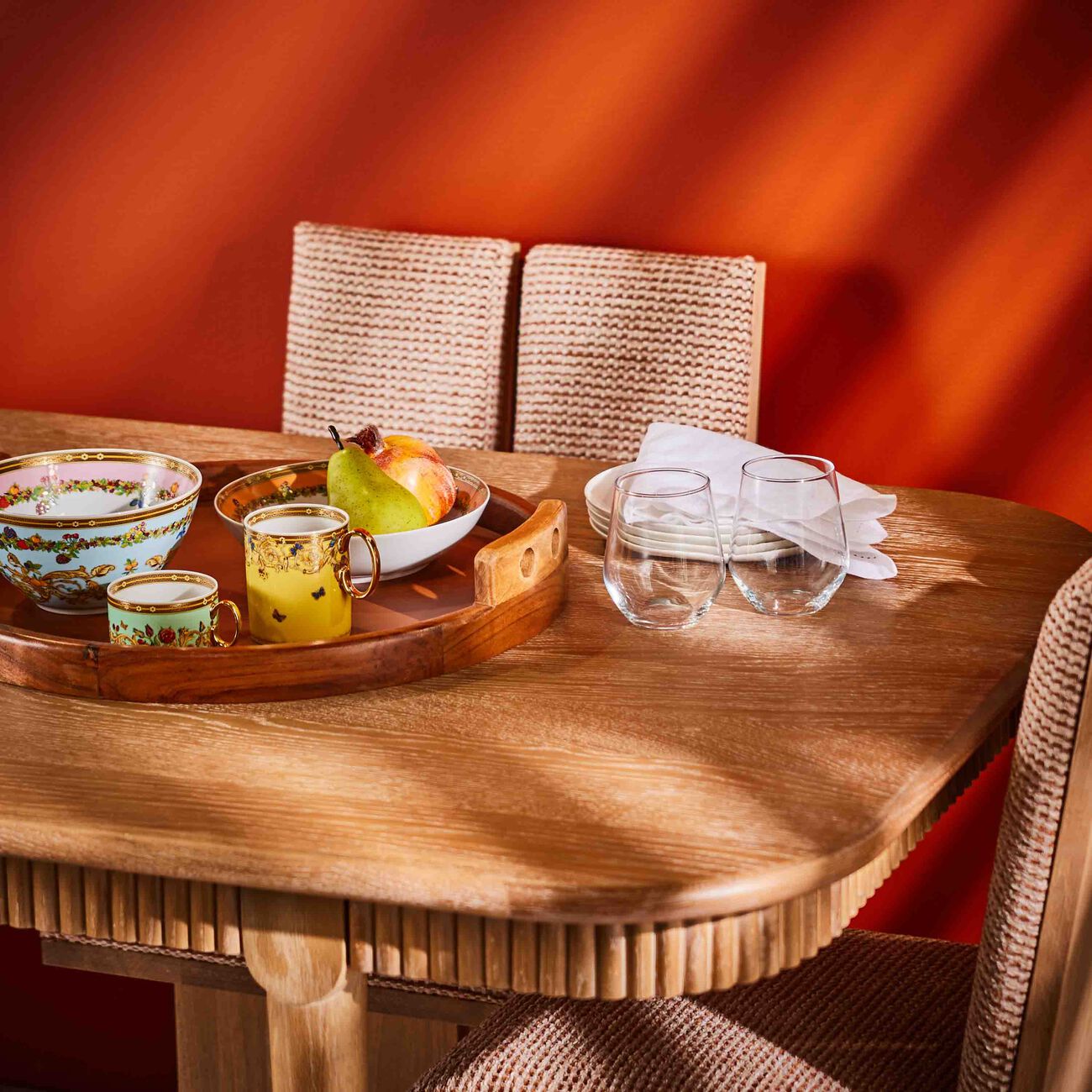 فنجان الشاي لو جاردان دو فيرساتشي مع صحنه فنجان الشاي لو جاردان دو فيرساتشي مع صحنه