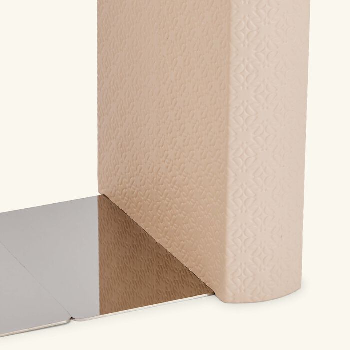 جيوبانيارا مسند الكتب إيلي صعب مونوغرام تورون باللون البيج