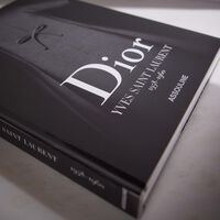 آسولين كتاب ديور من إيف سان لوران 37x30 سم