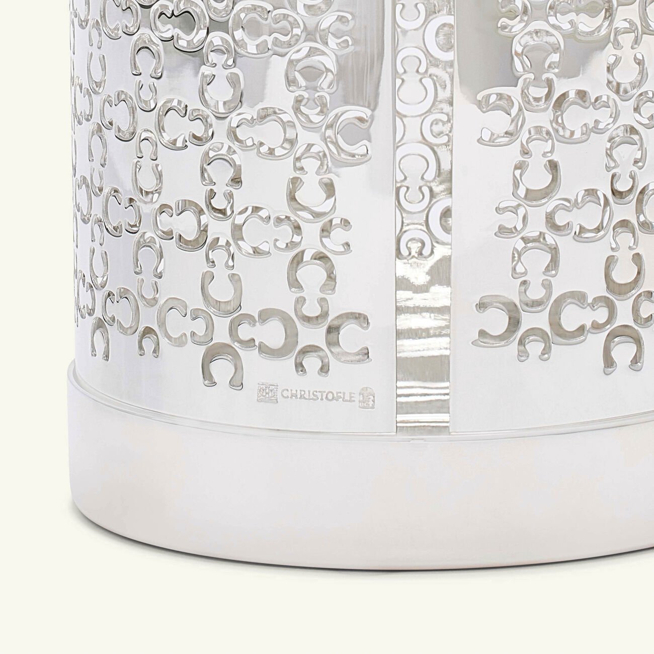 حامل الشموع آيكونك باللون الفضي كريستوفل حامل الشموع آيكونك باللون الفضي