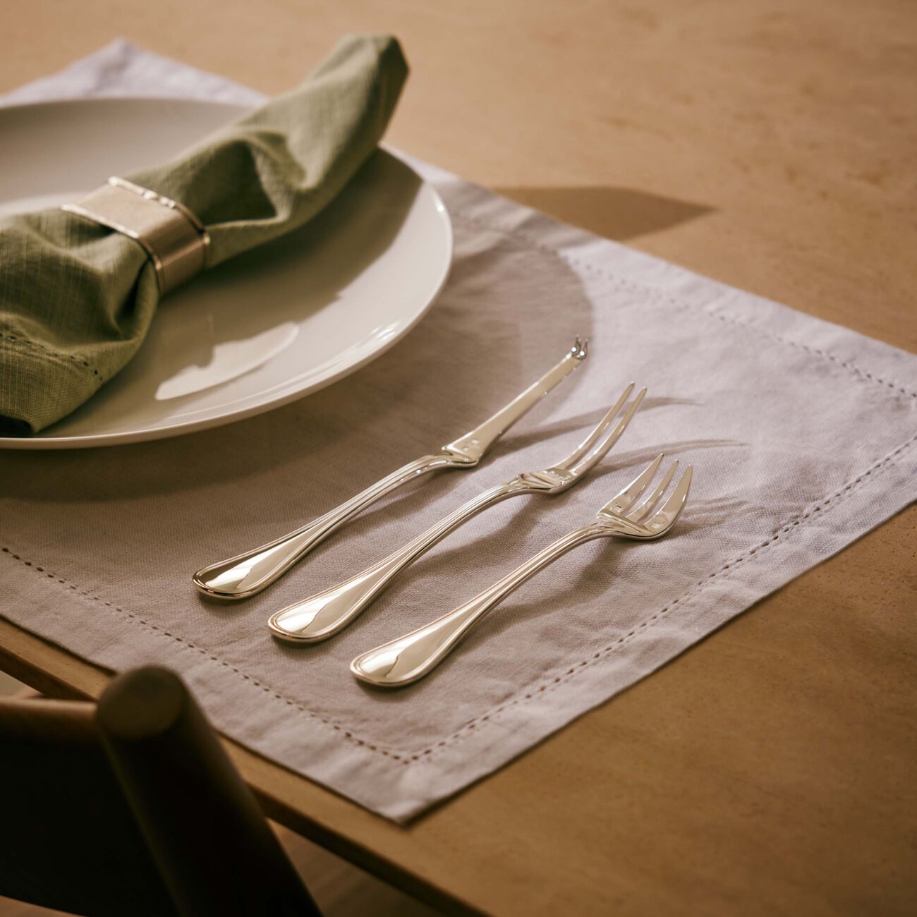 طقم آلبي ديو للمأكولات البحرية مؤلف من 6 قطع مطلية بالفضة كريستوفل طقم آلبي ديو للمأكولات البحرية مؤلف من 6 قطع مطلية بالفضة