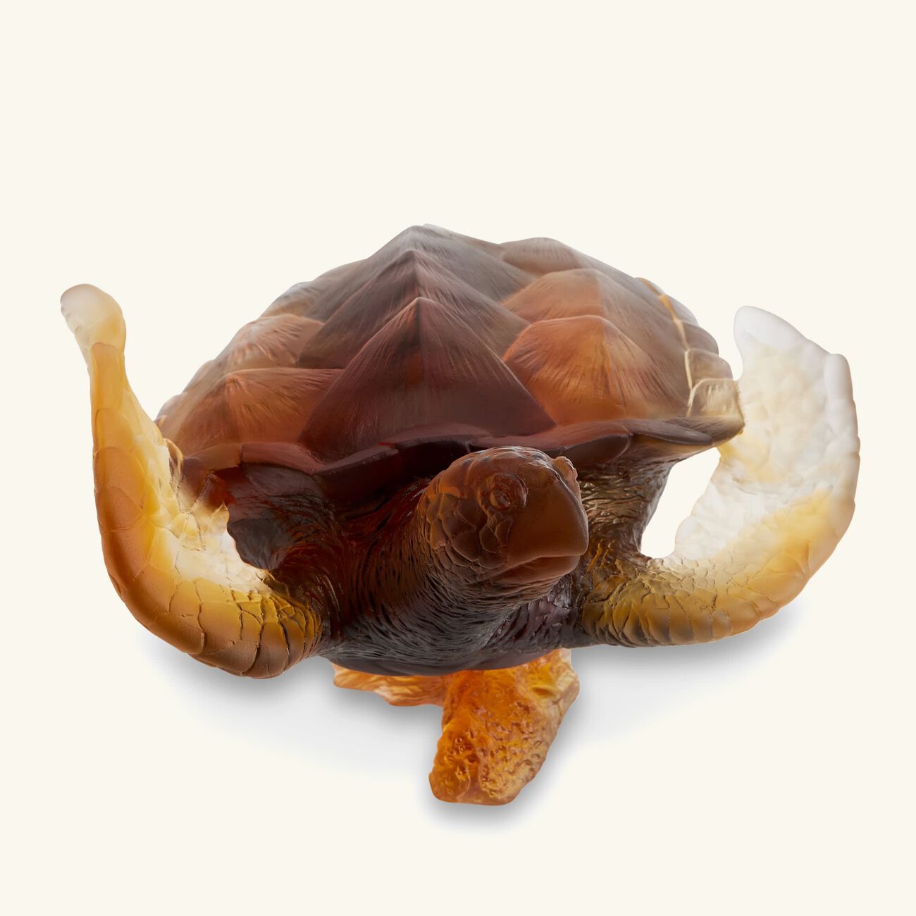 دوم منحوتة مير دو كوراي على هيئة سلحفاة بحرية صغيرة جدًا باللون الأصفر