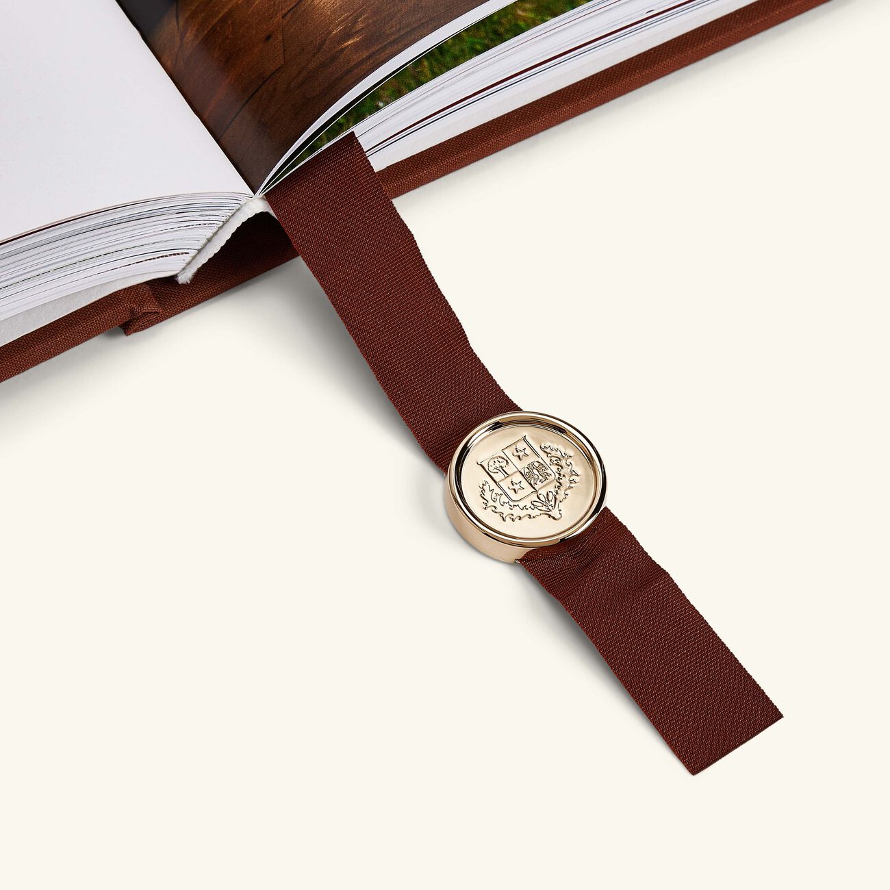 Loro Piana Master of Fibres Book 48x41cm assouline loro piana master of fibres book 48x41cm