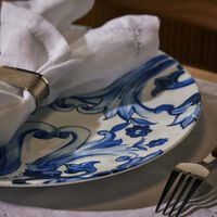 طبق كبير بلو ميديترانيو فيوري بيكولو باللون الأزرق 31 سم دولتشي أند غابانا كازا طبق كبير بلو ميديترانيو فيوري بيكولو باللون الأزرق 31 سم