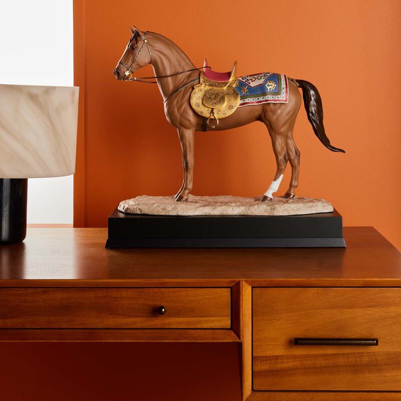 لادرو منحوتة كاراباخ على شكل حصان كبيرة باللون البني