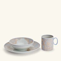 فيرساتشي طقم الإهداء باروكو روز باللون الأزرق   مجموعة من مستلزمات المائدة خصيصًا للأطفال