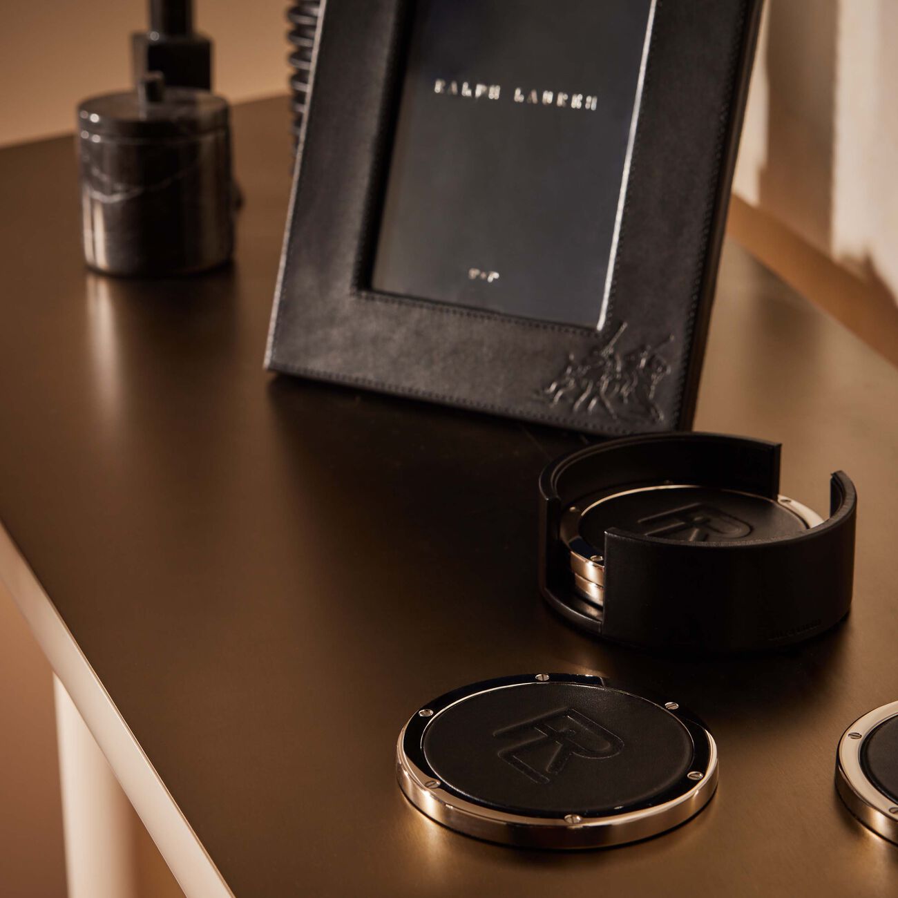 رالف لورين هوم مجموعة من 4 قواعد الأكواب بينتهاوس باللون الأسود مع شعار rl