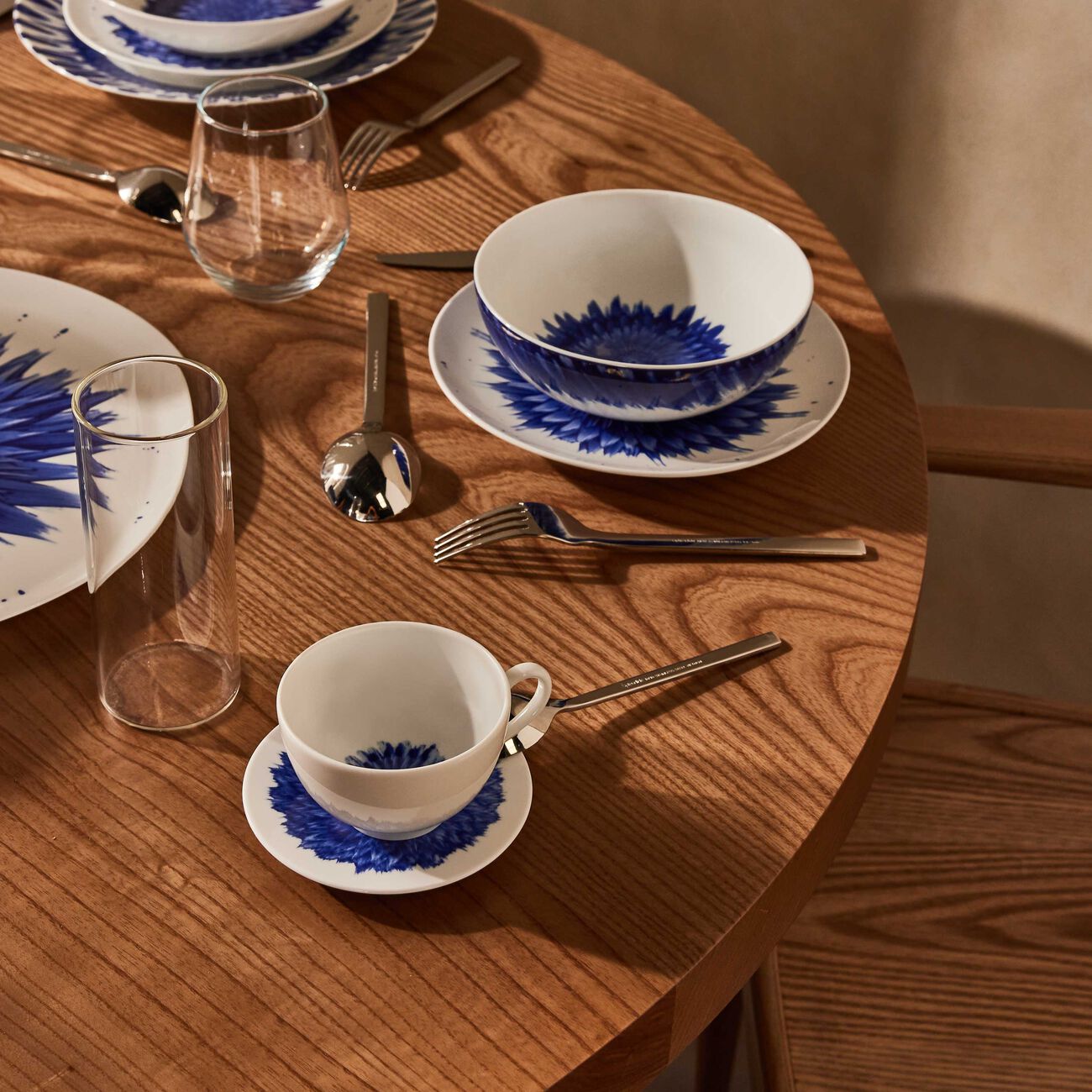 برناردو فنجان الشاي إن بلوم مع صحنه أزرق