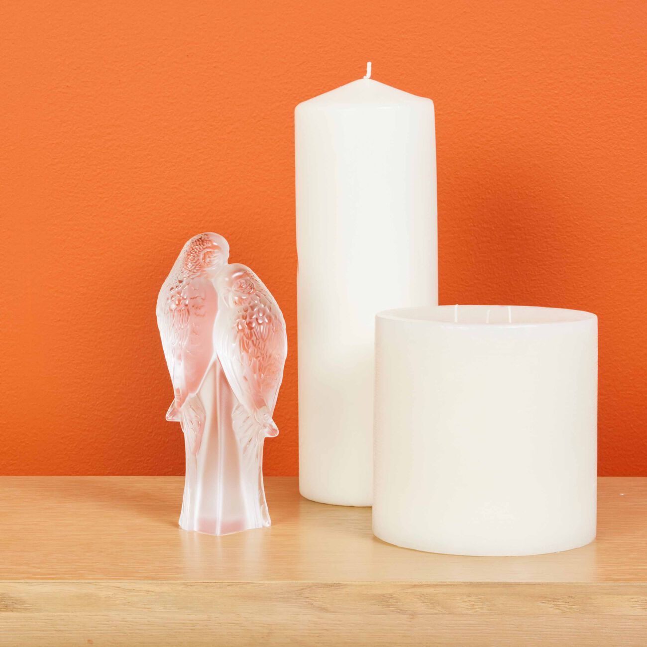 لاليك منحوتة صغيرة على شكل ببغاوين باللون الشفاف