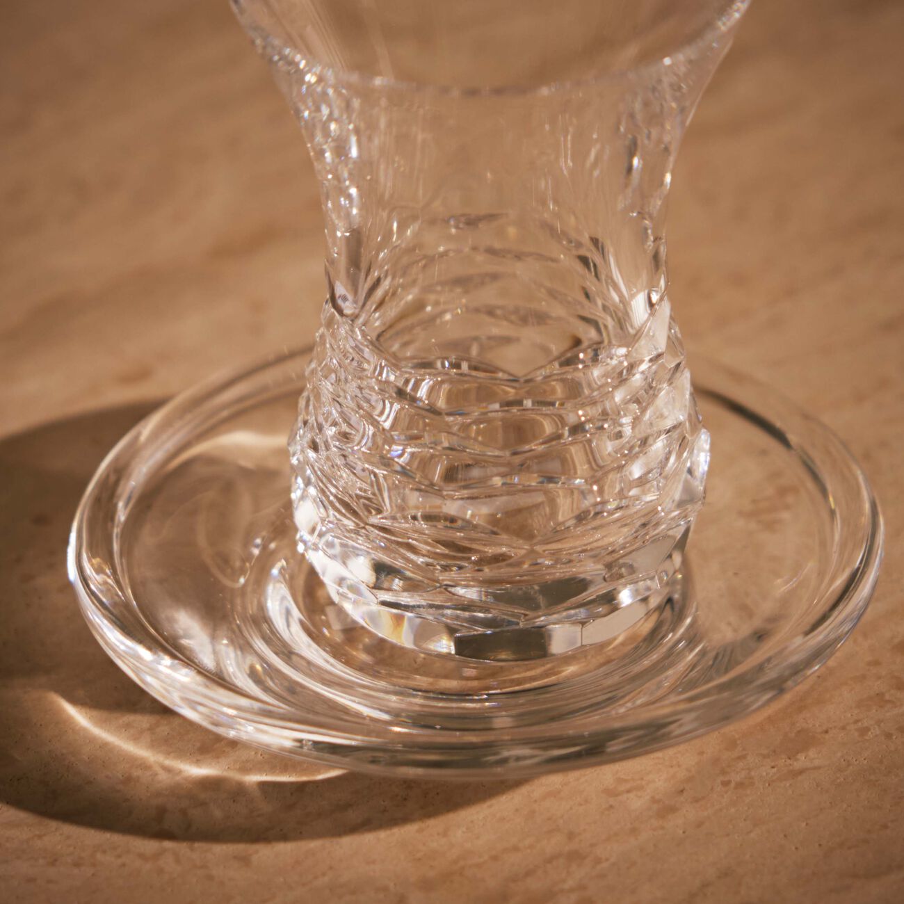 ماريو تشيوني فنجان الشاي سينسوريال أرمودو مع صحنه شفاف