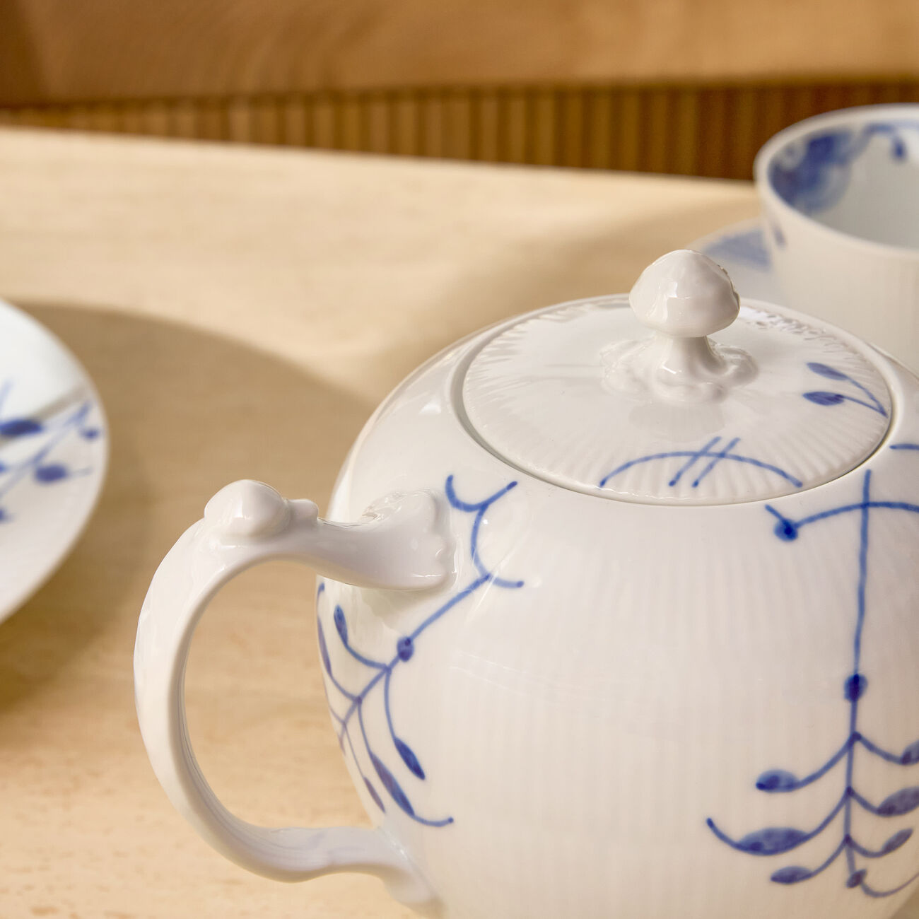 رويال كوبنهاغن إبريق الشاي بلو فلوتد ميغا أبيض