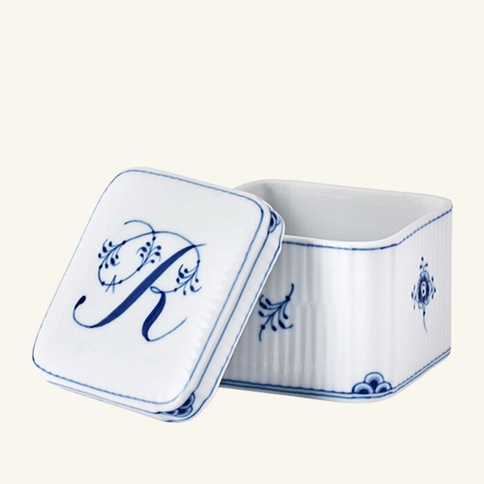 رويال كوبنهاغن علبة بونبونير الفابيت كوليكشن مع حرف r باللون الأبيض