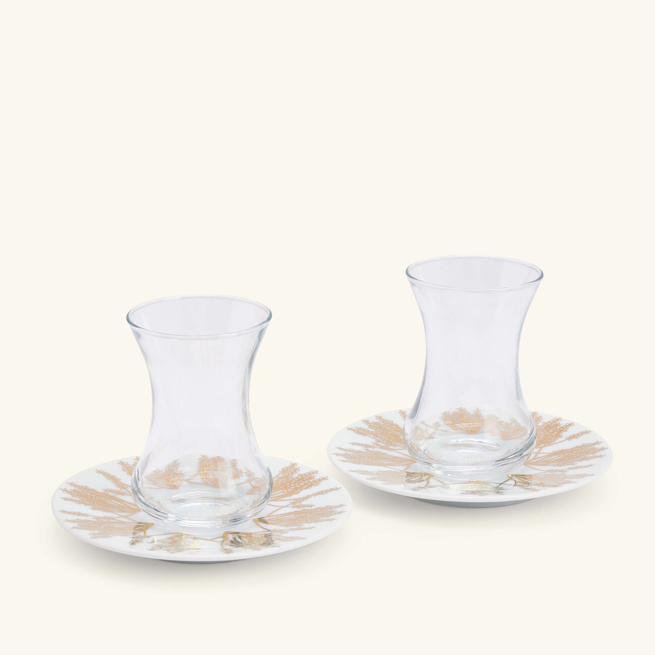 صلصال طقم تمرة بالتعاون مع رزان العزوني برانش المؤلف من فنجانين عربيين للشاي مع صحنيهما باللون الذهبي