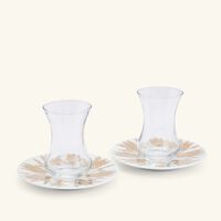 صلصال طقم تمرة بالتعاون مع رزان العزوني برانش المؤلف من فنجانين عربيين للشاي مع صحنيهما باللون الذهبي