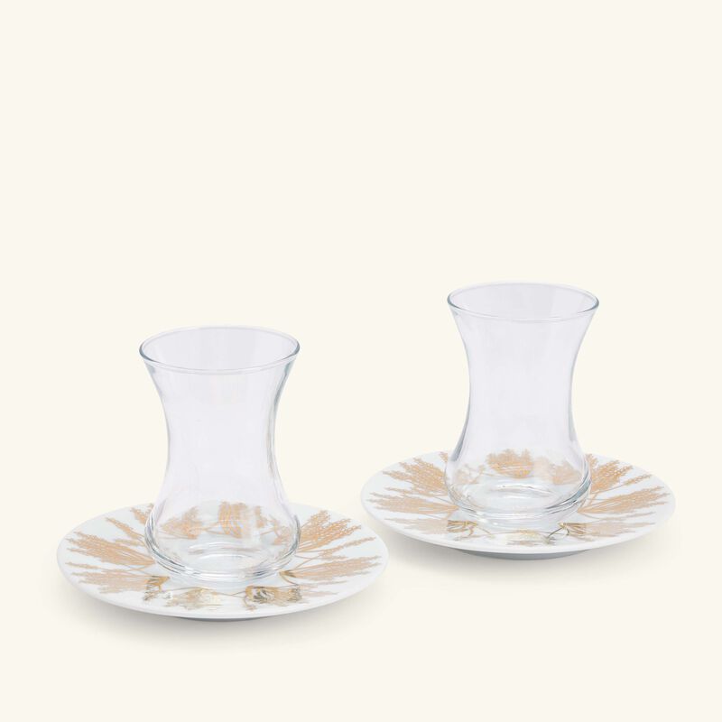 صلصال طقم تمرة بالتعاون مع رزان العزوني برانش المؤلف من فنجانين عربيين للشاي مع صحنيهما باللون الذهبي