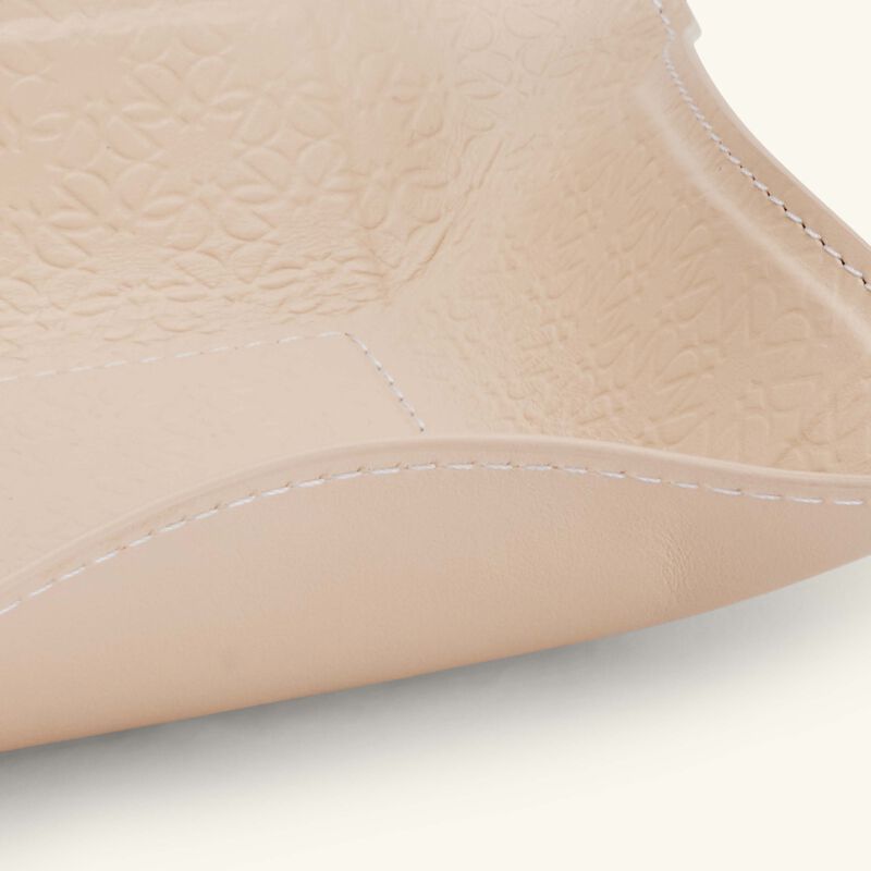 جيوبانيارا صينية إيلي صعب مونوغرام تورون للمقتنيات الصغيرة مربعة باللون البيج