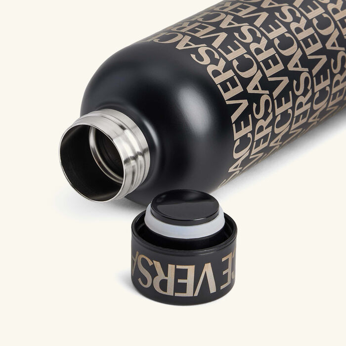 فيرساتشي زجاجة ماء مزينة بالكامل بشعار الدار