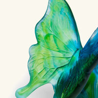 دوم منحوتة على شكل فراشة صغيرة جدًا باللون الأزرق