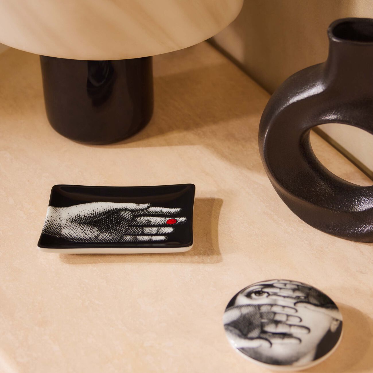 فورناسيتي منفضة مانو كون كوتشينيلا مستطيلة باللون الأسود