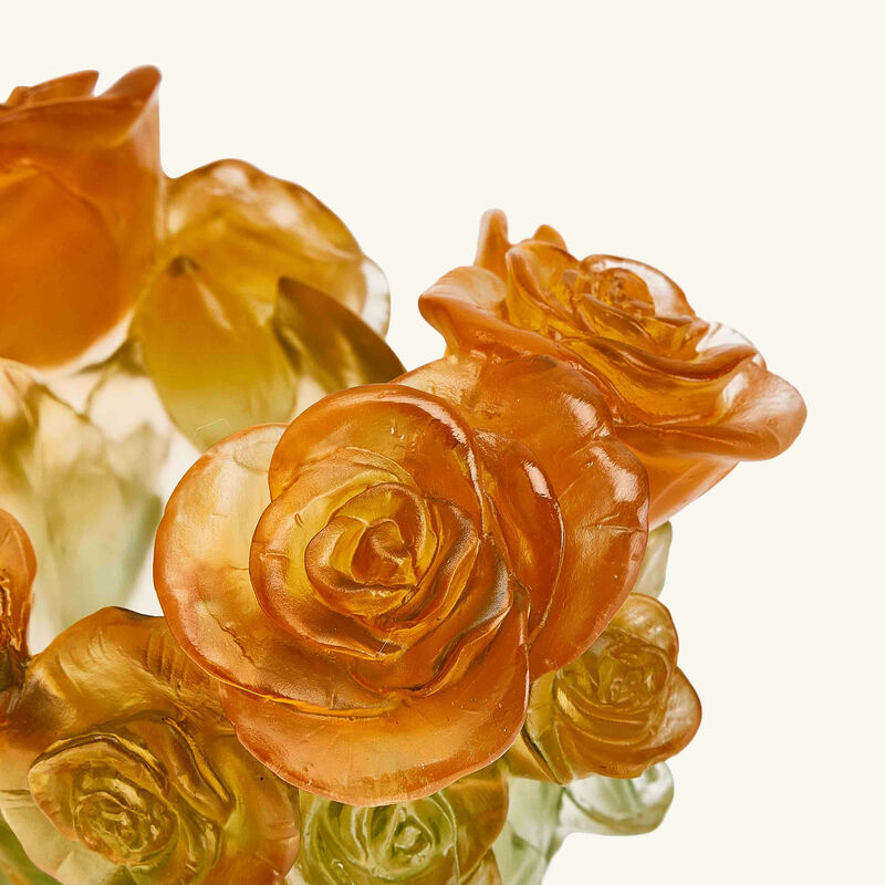 دوم مزهرية روز صغيرة جدًا خضراء