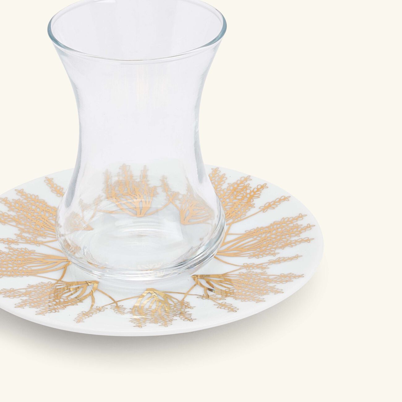 صلصال طقم تمرة بالتعاون مع رزان العزوني برانش المؤلف من فنجانين عربيين للشاي مع صحنيهما باللون الذهبي