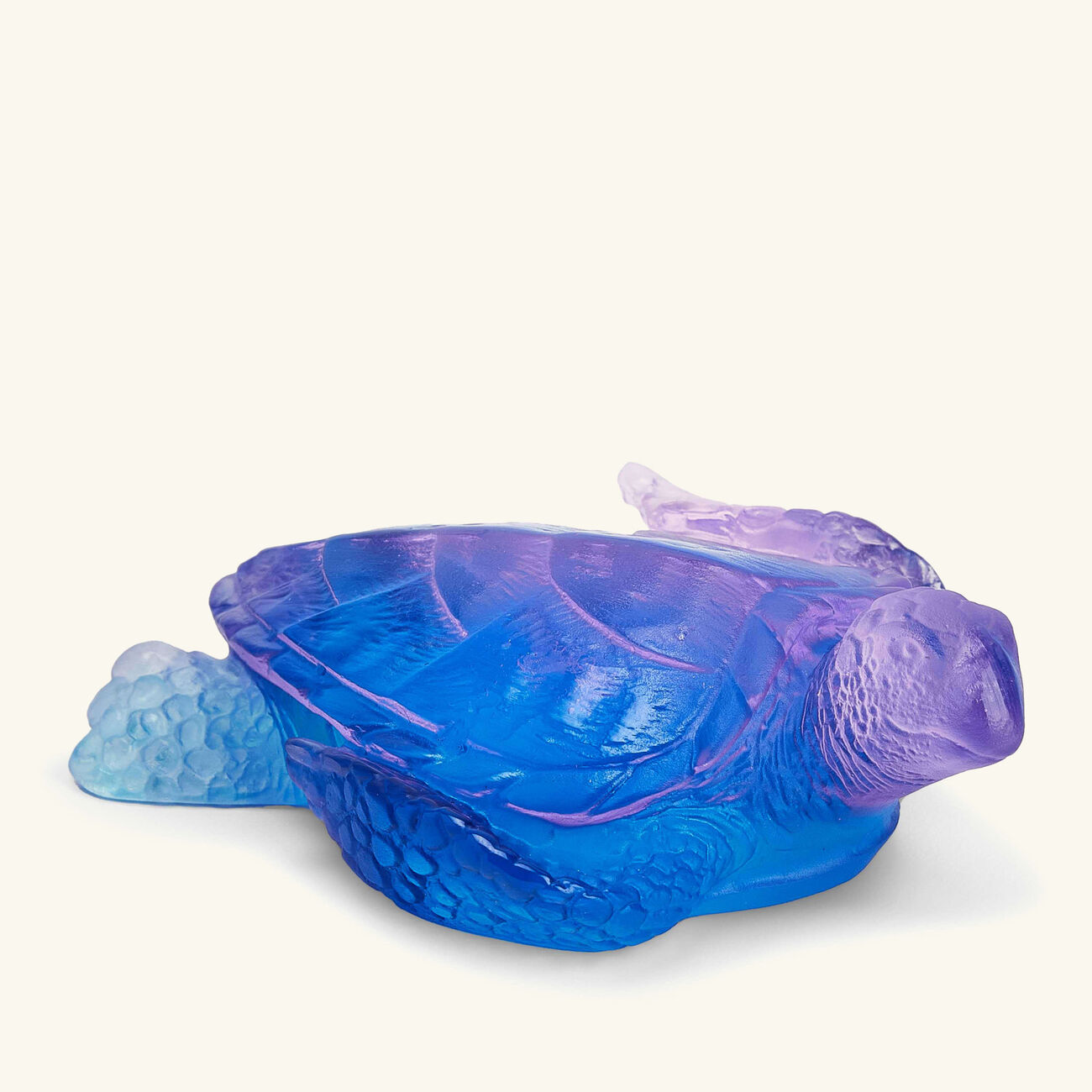 دوم منحوتة مير دو كوراي على شكل سلحفاة بحرية صغيرة جدًا زرقاء