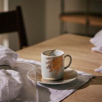 صلصال طقم تمرة بالتعاون مع رزان العزوني برانش المؤلف من فنجانين للقهوة مع صحنيهما باللون الذهبي