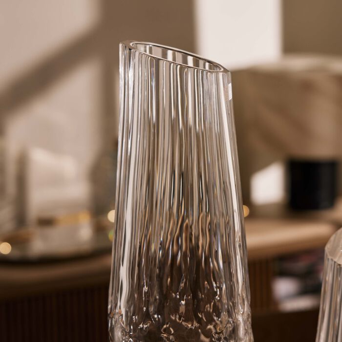 مزهرية ايليفانتس ويسبر شفافة بتصميم طويل ماريو تشيوني مزهرية ايليفانتس ويسبر شفافة بتصميم طويل