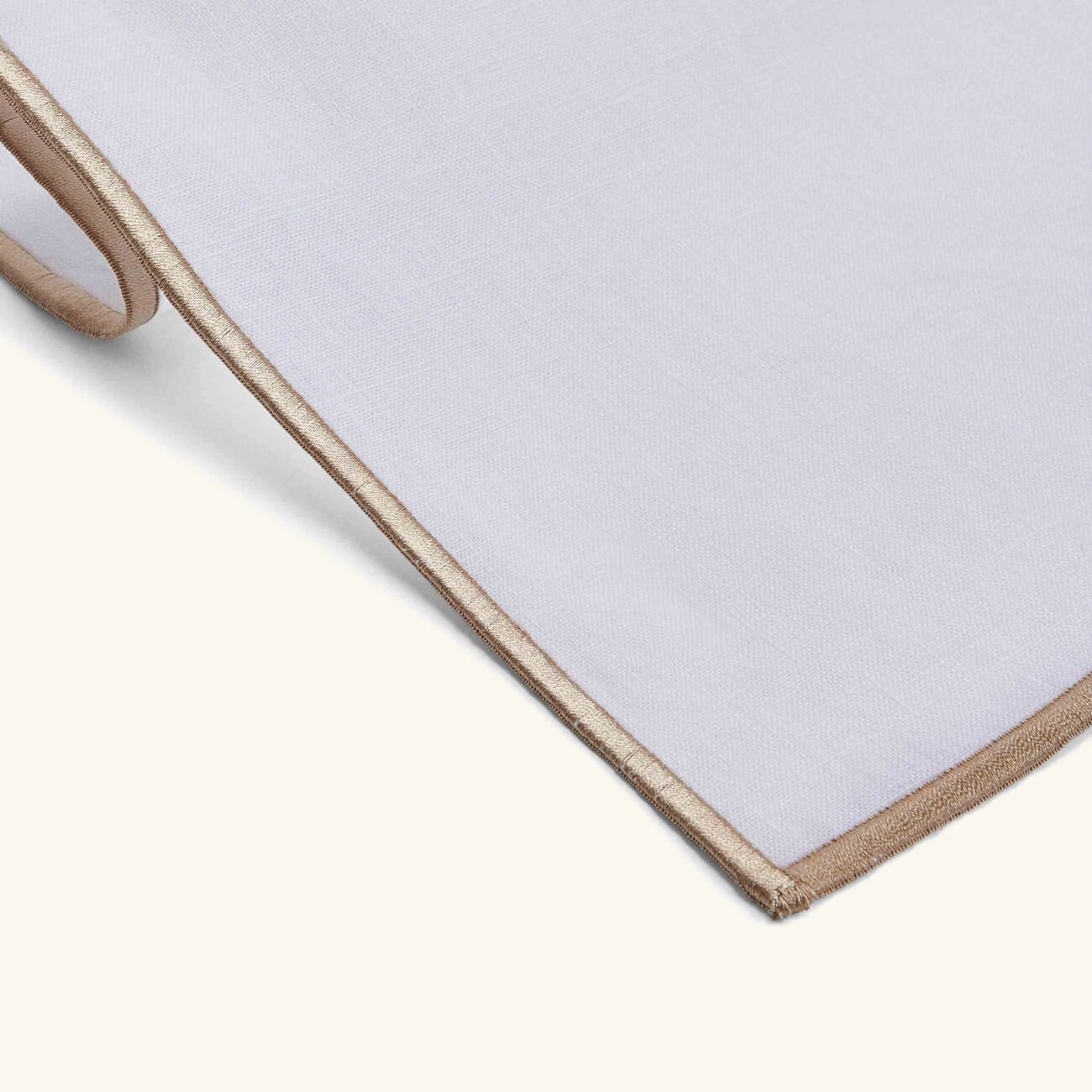 كاترين دينوال مفرش الأطباق بوهو باللون الذهبي