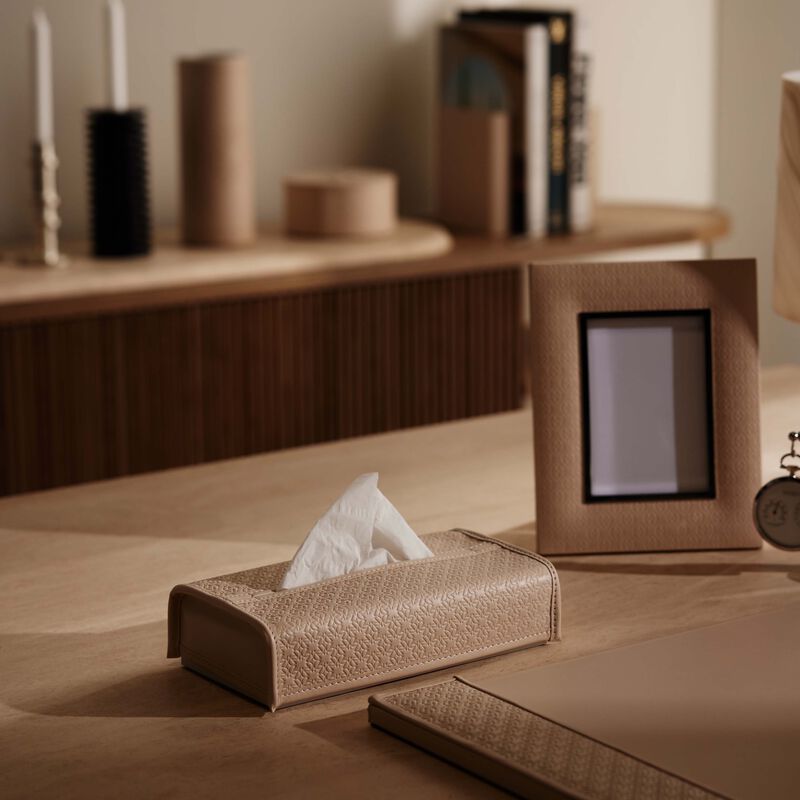 جيوبانيارا علبة مناديل إيلي صعب مونوغرام تورون باللون البيج