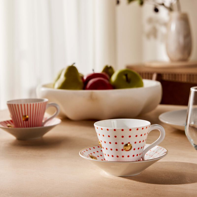 برناردو طقم ديلفوس إي كنوسوس مؤلف من فنجاني شاي مع صحنيهما باللون الأحمر