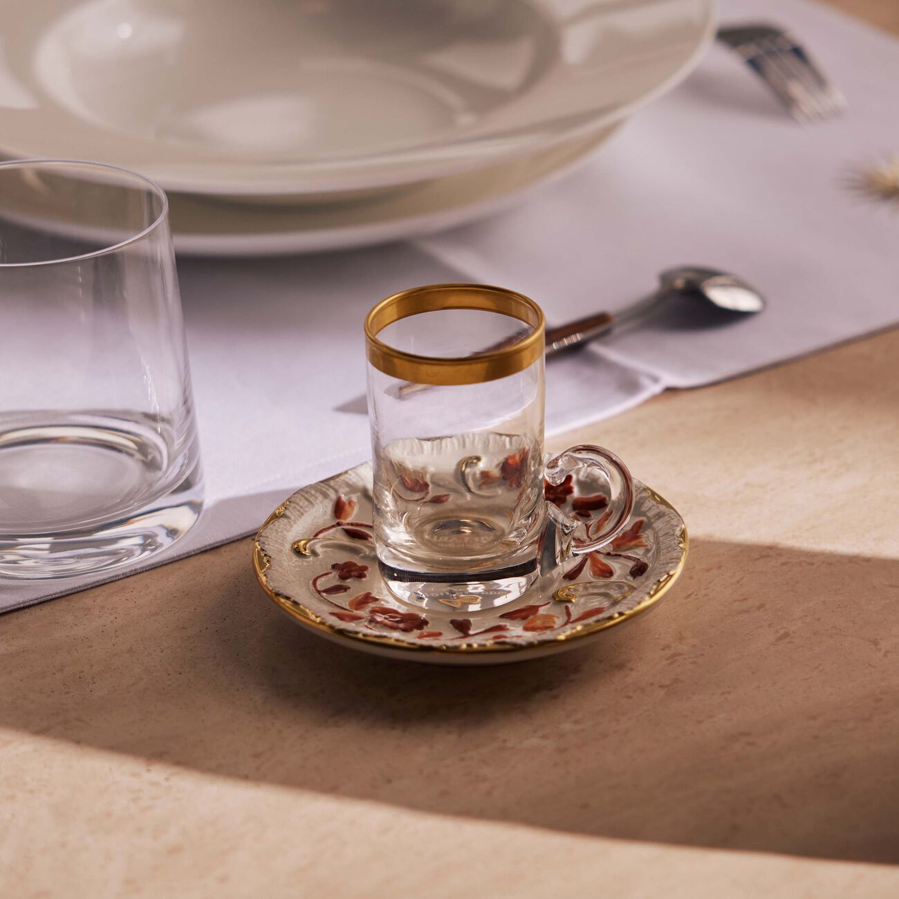 فيلاري فنجان شاي عربي تاورمينا مع صحنه باللون الأحمر