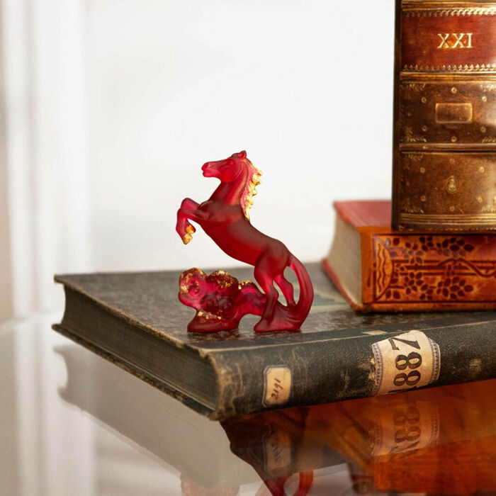 دوم منحوتة برج الحصان الصيني ميني باللون الأحمر