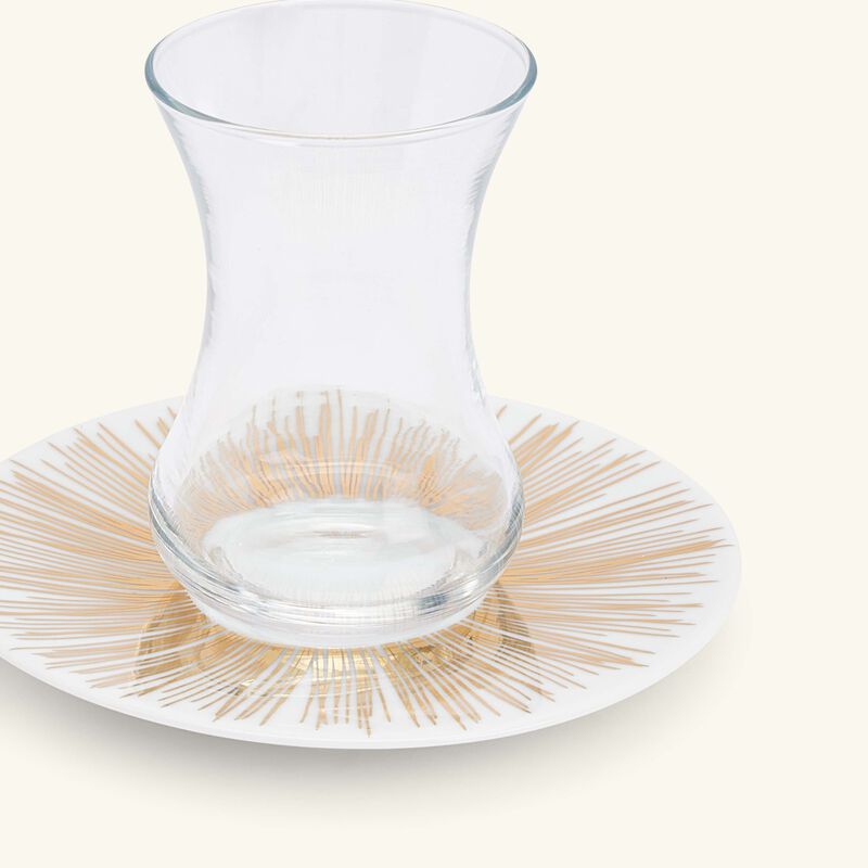 صلصال طقم تمرة بالتعاون مع رزان العزوني سترايبس المؤلف من فنجانين عربيين للشاي مع صحنيهما باللون الذهبي