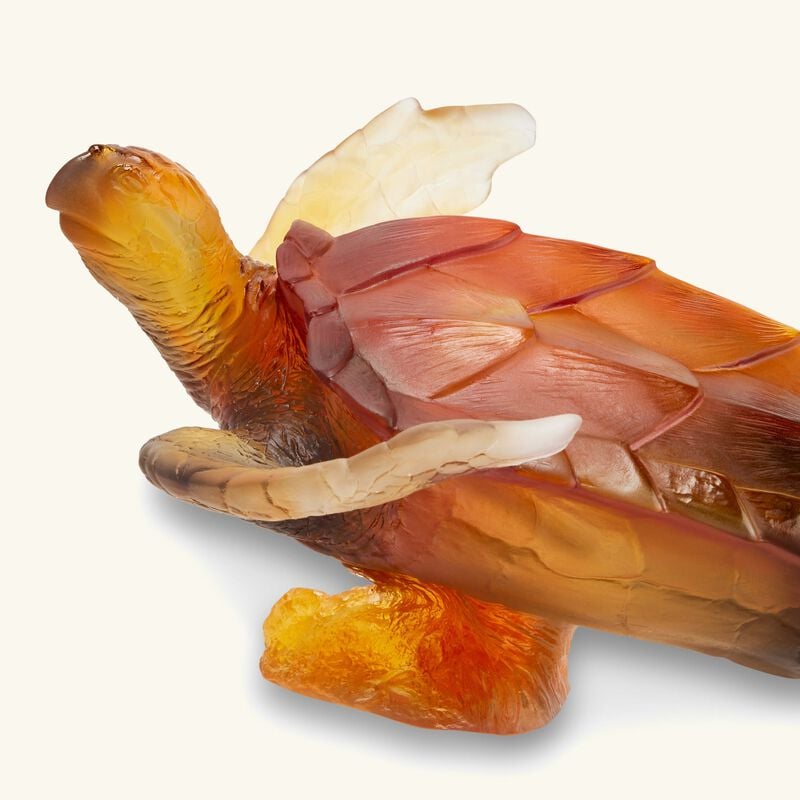 منحوتة مير دو كوراي على هيئة سلحفاة بحرية صغيرة جدًا باللون الأصفر دوم منحوتة مير دو كوراي على هيئة سلحفاة بحرية صغيرة جدًا باللون الأصفر