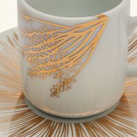 صلصال طقم تمرة بالتعاون مع رزان العزوني برانش المؤلف من فنجانين للقهوة مع صحنيهما باللون الذهبي