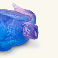 دوم منحوتة مير دو كوراي على شكل سلحفاة بحرية صغيرة جدًا زرقاء