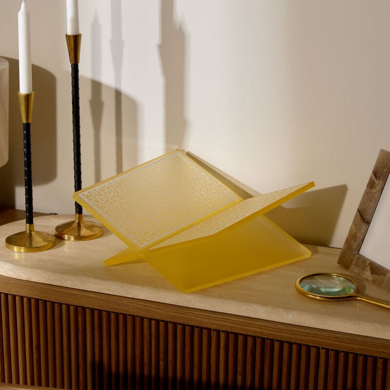 آسولين حامل كتب ذهبي