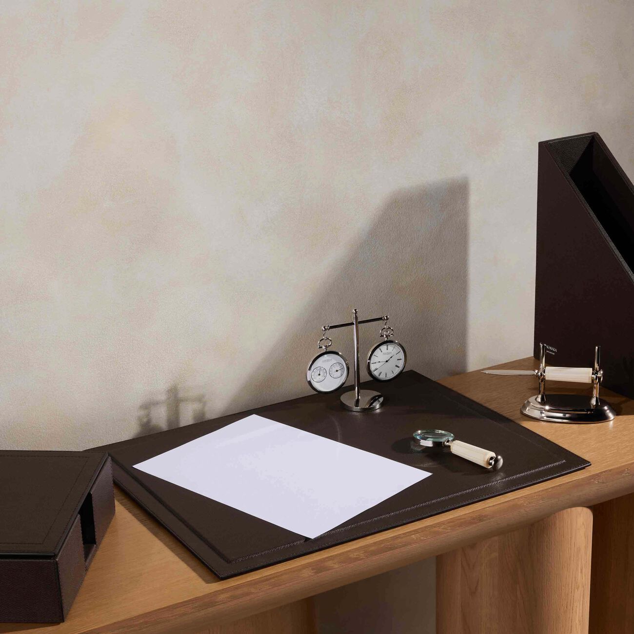 جيوبانيارا قاعدة الكتابة فيل باللون البني