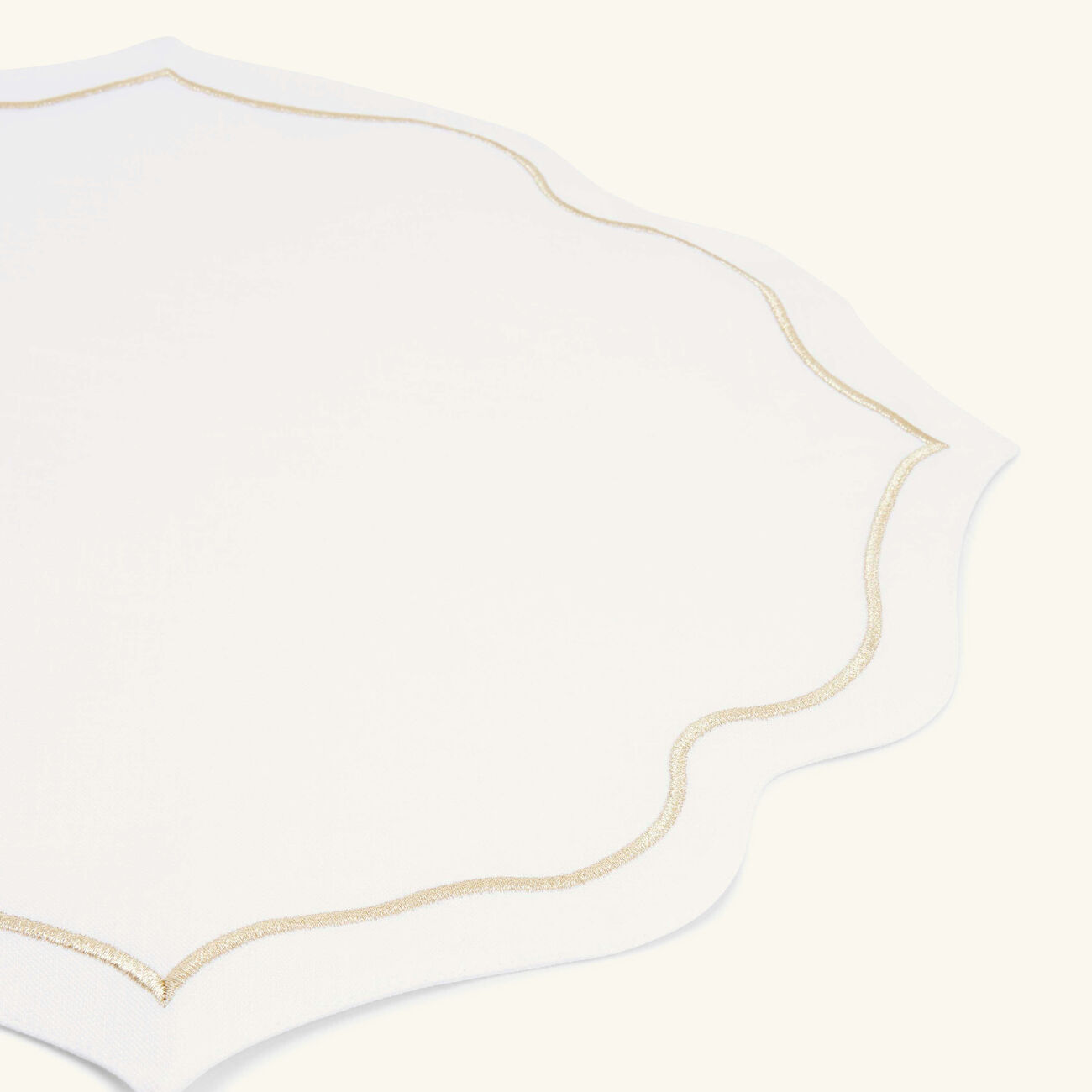 كاترين دينوال طقم أرابيسك المؤلف من 6 مفارش للأطباق باللون الذهبي