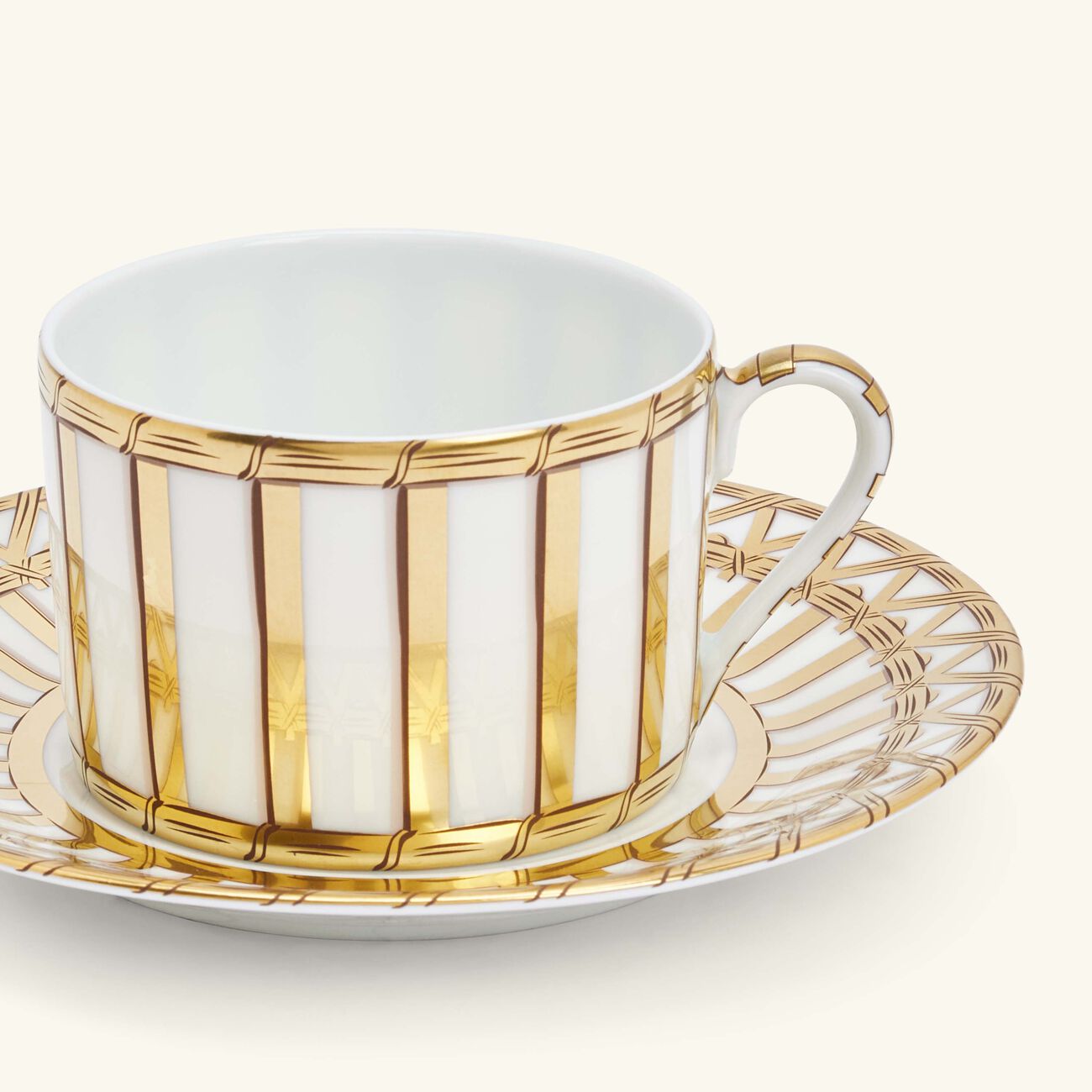 بينتو باريس فنجان الشاي فانري مع صحنه باللون الذهبي