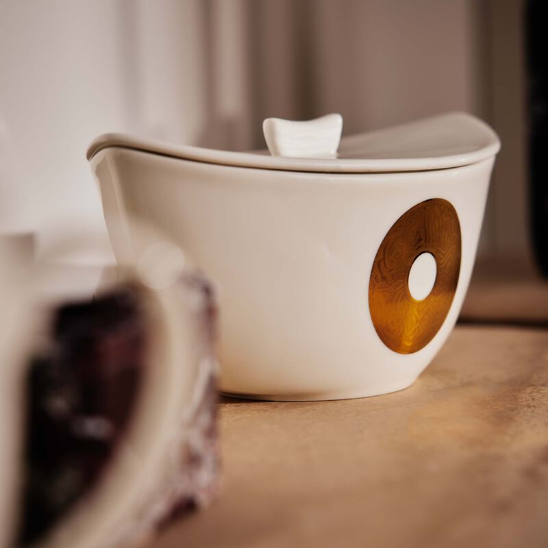 دملاج وعاء قمر للضيافة مع غطاء باللون الأبيض   23 سم