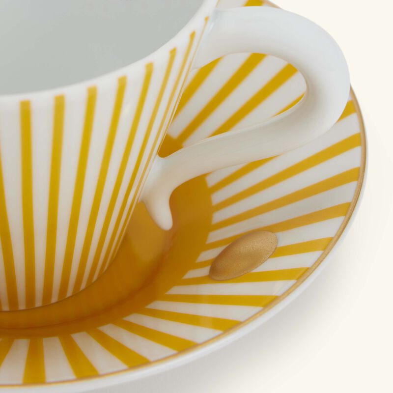 برناردو فنجان الشاي ديلفوس مع صحنه مزين بنقوش