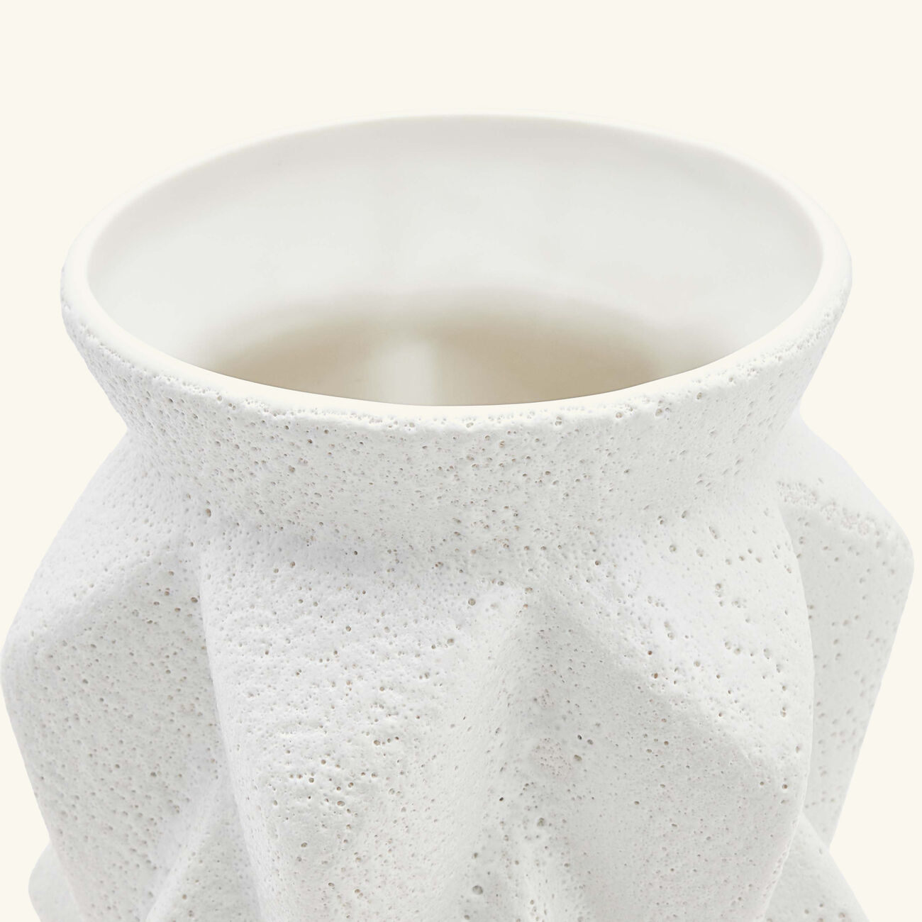 مزهرية أكورديون متوسطة بيضاء جوناثان أدلر مزهرية أكورديون متوسطة بيضاء