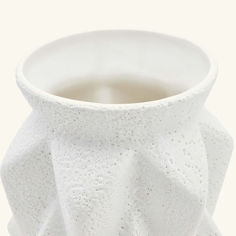 مزهرية أكورديون متوسطة بيضاء جوناثان أدلر مزهرية أكورديون متوسطة بيضاء